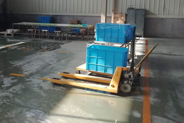 小黄片免费视频手动搬运车是车间厂房常备搬运工具