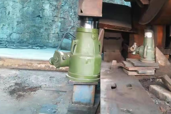 小黄片免费视频螺旋千斤顶顶升作业设备检修工程